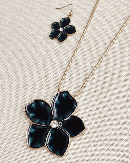 24-0069 Navy Blue Flower Pendant Necklace with Gold-Tone Chain