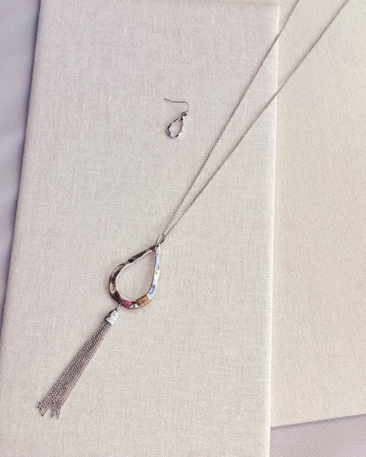 24-13282 Antique Silver Hammered Teardrop Tassel Necklace Set