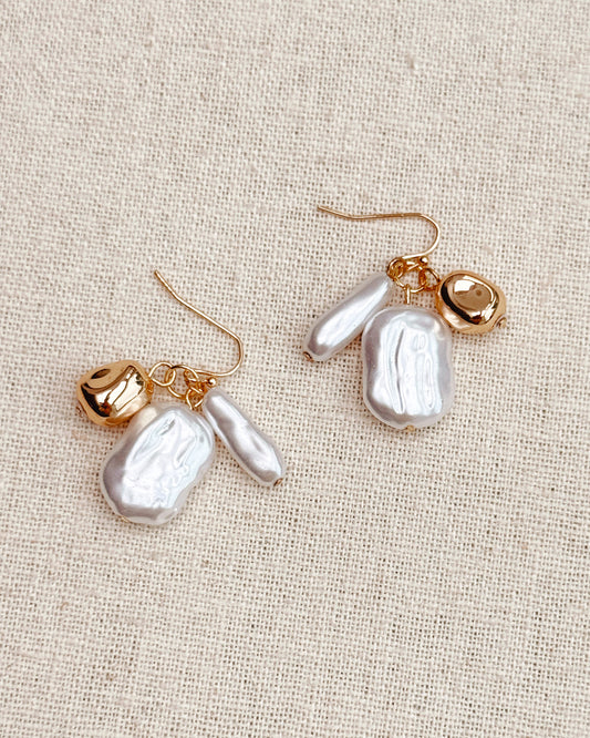 8-9966 Gold Faux Pearl Cluster Dangle Earrings